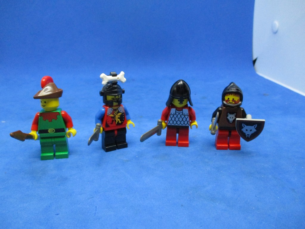 lot 4 LEGO Knight Minifigures w weapons 9 Family Legacy Estate Sale
